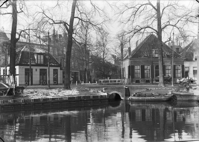 42100 Gezicht op de brug over de uitmonding van de Otterstroom in de Stadsbuitengracht te Utrecht; links het café Het ...